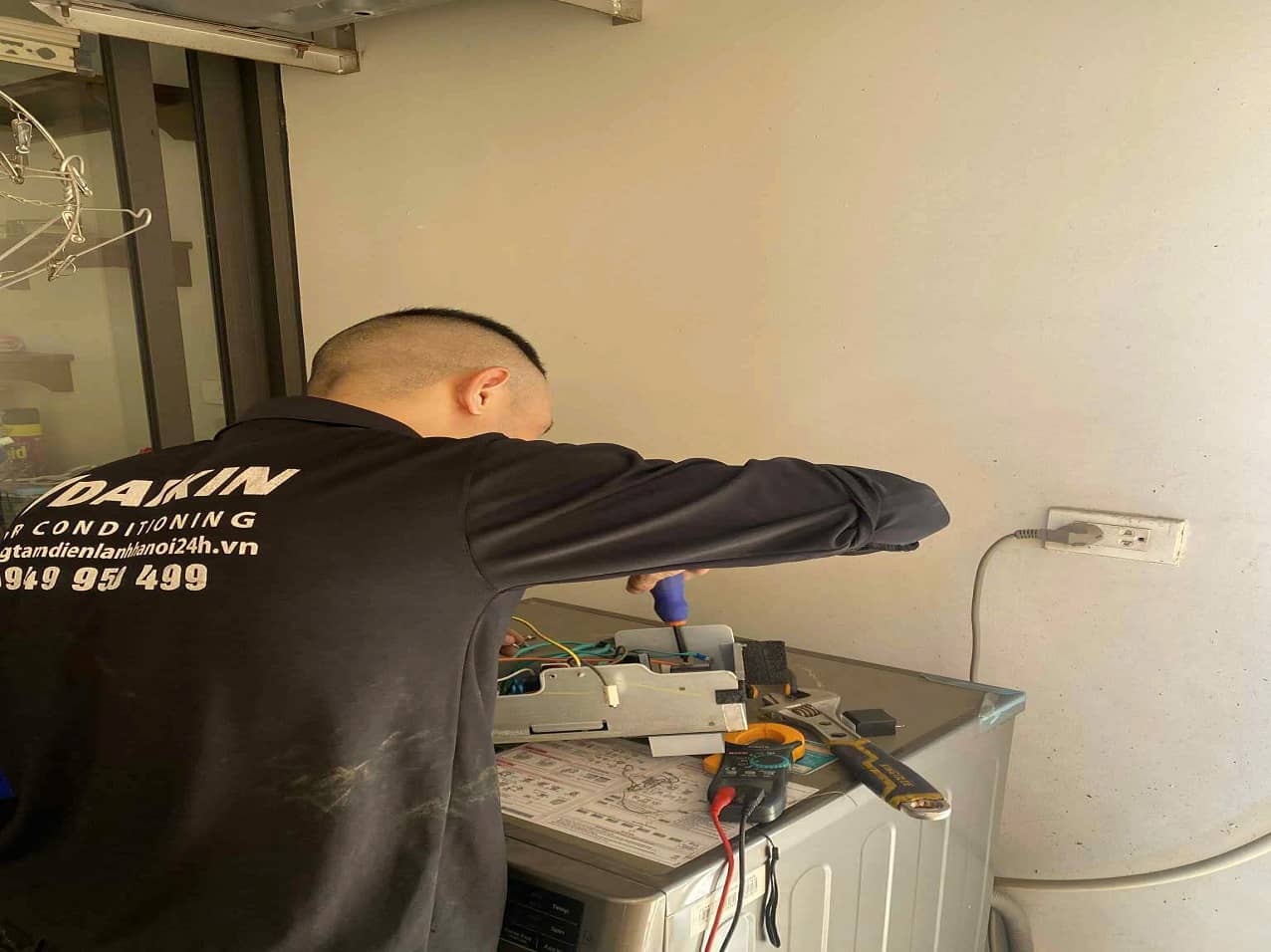 Thợ sửa điều hòa bị mất nguồn tại nhà Hà Nội