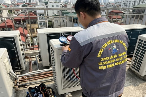 Thợ bơm gas điều hòa tại cầu Am