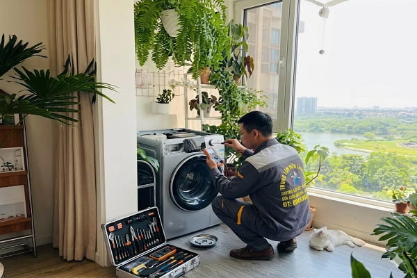 Kỹ thuật viên kiểm tra máy giặt tại nhà Văn Quán