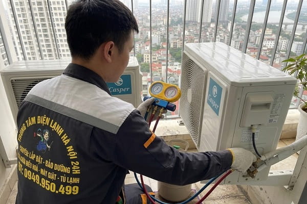 kỹ thuật viên đang đo áp suất và nạp gas cho điều hòa Casper