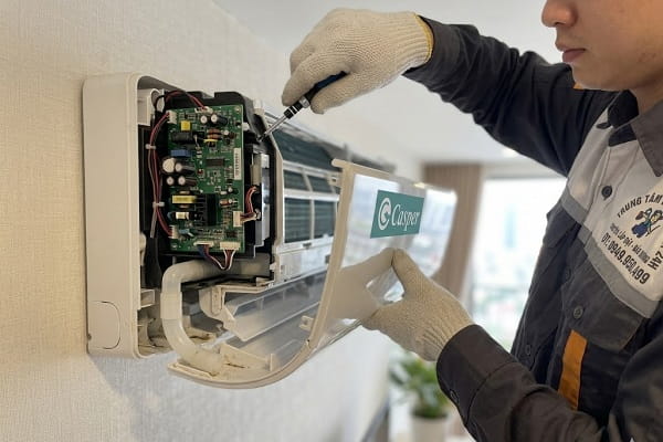 thợ đang tháo vỏ dàn lạnh Casper để kiểm tra bo mạch và đường thoát nước