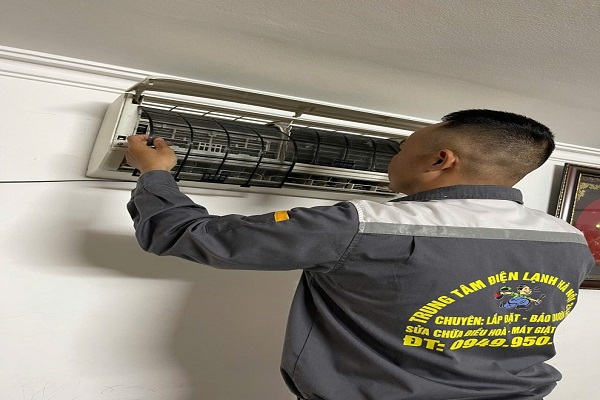 Thợ kiểm tra điều hòa hết gas tại Ba Đình