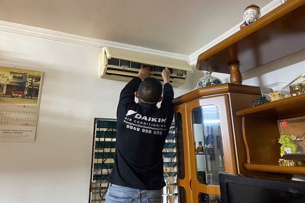 Thợ kiểm tra nạp gas điều hòa tại Ba Đình