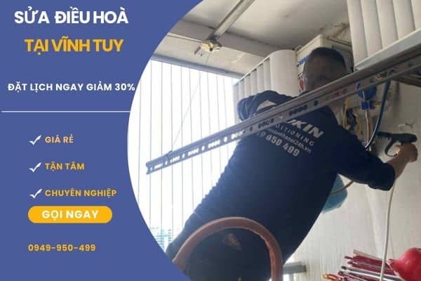 Thợ sửa điều hòa tại Vĩnh Tuy đang thao tác lắp đặt điều hòa uy tín
