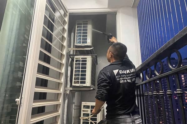 Thợ vệ sinh dàn nóng điều hòa Daikin ngoài trời Thợ vệ sinh dàn nóng điều hòa Daikin ngoài trời