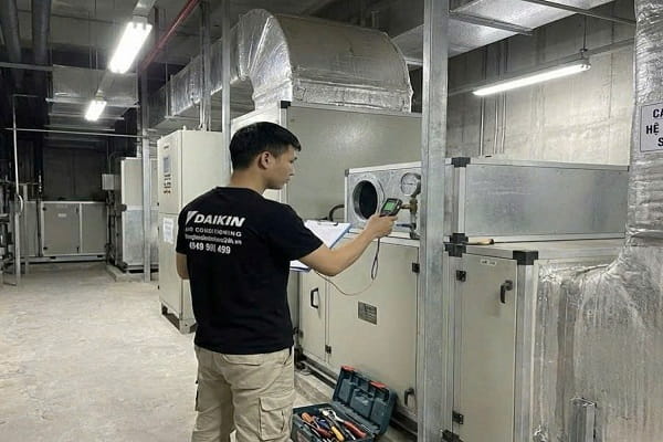 kỹ thuật kiểm tra ống gió mềm bạc trên trần điều hòa nối ống gió bị hở gây gió yếu kỹ thuật kiểm tra ống gió mềm bạc trên trần điều hòa nối ống gió bị hở gây gió yếu