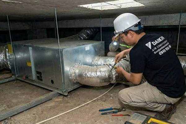 sửa điều hòa ống gió chảy nước thấm trần thạch cao do tắc đường thoát nước ngưng sửa điều hòa ống gió chảy nước thấm trần thạch cao do tắc đường thoát nước ngưng