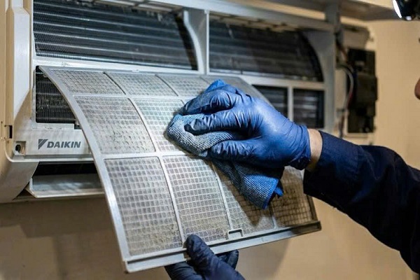 Vệ sinh bộ lọc điều hòa tại nhà khi bị chảy nước